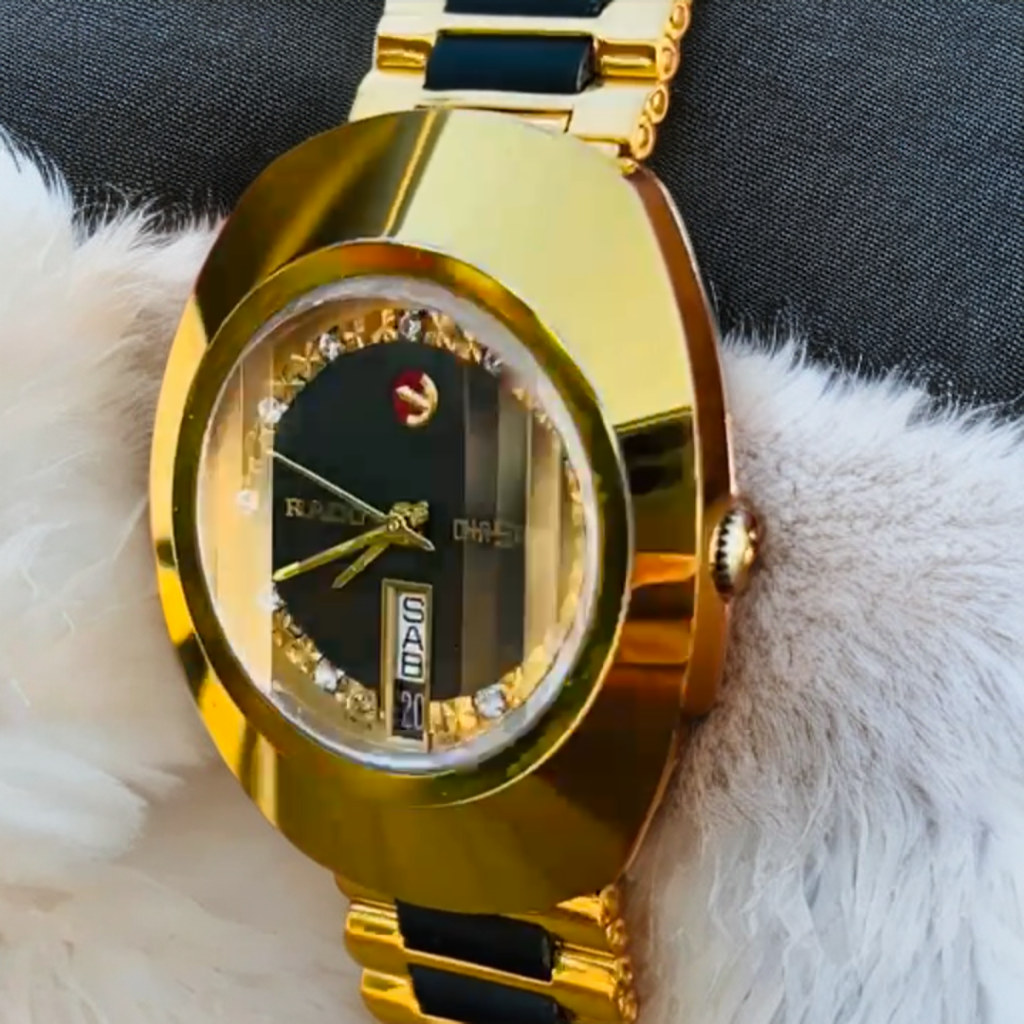 Chance Ager kisi ko 4 lakh ki Watch Chaiye
